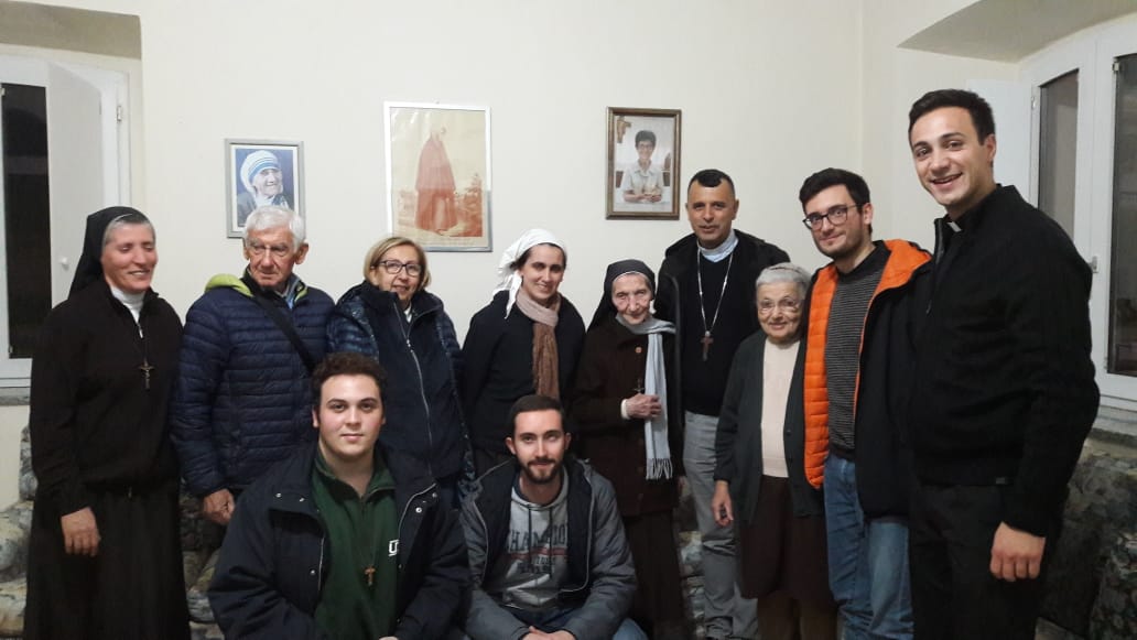 Visita alle suore Stimmatine di Scutari e testimonianza di Suor Maria (quella a destra del vescovo Simon)